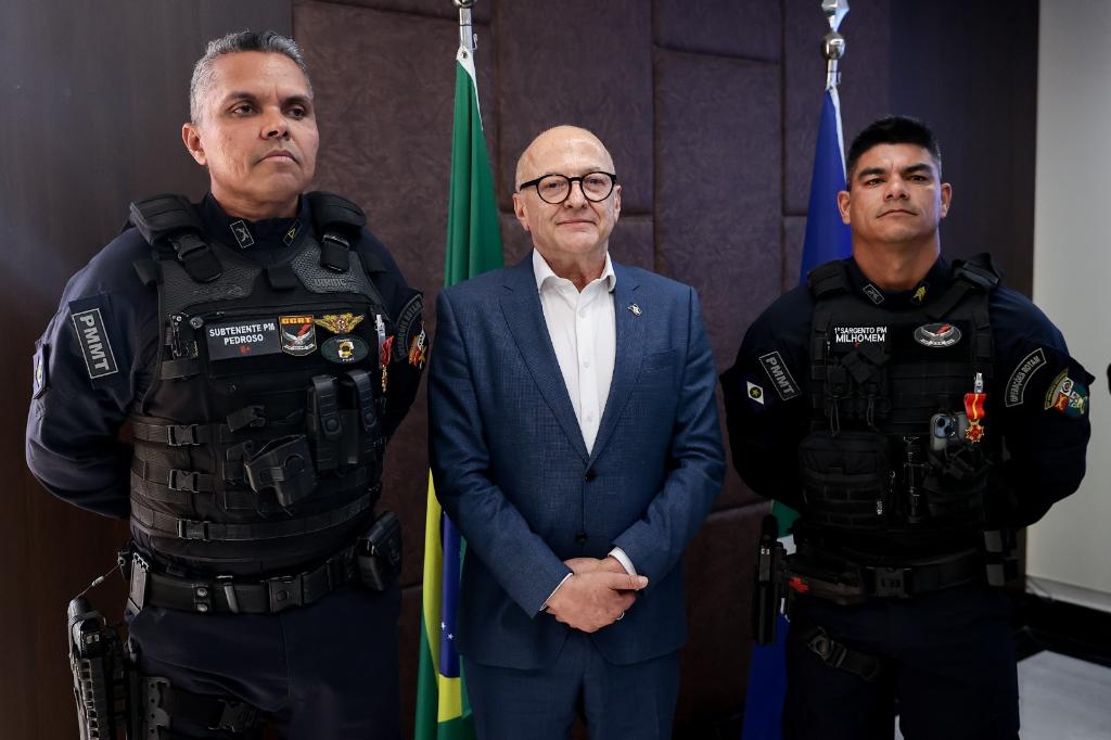 Governador condecora PMs por atos de bravura: 